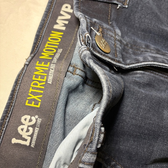 Lee Extreme Motion Jeans Mens 34x30 MVP Athletic Fit Tapered Leg Performance - Picture 3 of 11